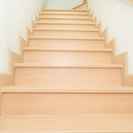 長く急な階段※画像はイメージです（pandaslub23/stock.adobe.com）