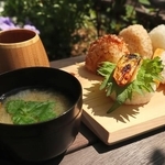 春の日差しを浴びながらおむすびとみそ汁で心身を癒す
