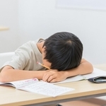 「授業中眠そうにしています」担任の連絡で気づいた息子の異変　英会話とサッカーと学習塾、小2で3つの習い事は多いですか【スクールカウンセラーが解説】