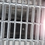 AirPodsを側溝に落として絶望…救出するため、家電量販店へ→「世界一無駄な出費」「おもろすぎるw」