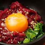 生ハムでユッケが作れる！？※画像はイメージです（photosomething/stock.adobe.com）