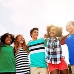 仲良くしている子どもたち※画像はイメージです（BuyoutReese05/peopleimages.com/stock.adobe.com）