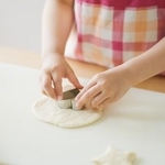 クッキーを作る女の子　※この画像はイメージです（polkadot/stock.adobe.com）