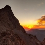 朝日が昇る槍ヶ岳（ 栄一 高村/stock.adobe.com）