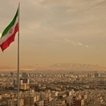 テヘランにたなびくイラン国旗（Borna_Mir/stock.adobe.com）