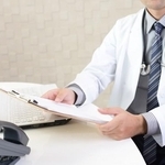 診察15秒で告げられた病名に違和感を感じたという投稿主（photoACより「Beruta」さん撮影、イメージ画像）