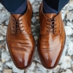 靴のかかとの小さな穴→「職人が一つ一つ丁寧に作った証しなんです！」　不良品と勘違いされ返品やまず…