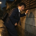 「誰も見てないし…」人けのない路地裏　民家の塀に放尿したほろ酔い会社員　数日後、警察からの電話で真っ青に！【弁護士が解説】