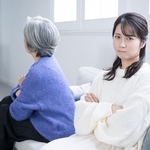 「一生に一度だから」母の還暦祝いに20万円のブランドバッグ　「こんな高いもの使えないわよ」　金銭感覚のずれで親子仲がぎくしゃく【臨床心理士が解説】