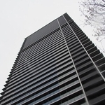 十三にそびえ立つ「ジオタワー大阪十三」