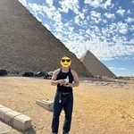 洗う前のデニムを着用した様子。昨年12月、エジプト旅行時に撮影／ニラ根っこしましょ。さん（@1leek1roots）提供