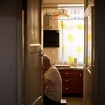 一人暮らしの高齢者男性※画像はイメージです（zheng qiang/stock.adobe.com）