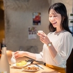 「一人飲み」に定期的に行く人は約4割　※画像はイメージです（maroke/stock.adobe.com）