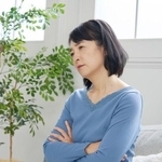 住まいについて悩む女性※画像はイメージです（siro46/stock.adobe.com）