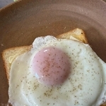 目玉焼きのせた「ガーリックトースト」の「天才的な発想」に「ニンニクたっぷり！食べ応えありそう」