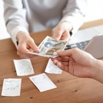 銀行口座、決済アプリ、クレカを共有　共同口座を持つ夫婦持たない夫婦　貯め込んでいるのはどっち？