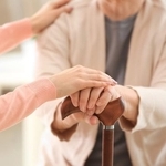 口ぐせは「早く死にたい」　90代の実母を介護する50代娘　仕事との両立で心身が限界に…高齢の親との向き合い方は？【社会福祉士が解説】