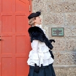 石壁と赤い扉を背に、モノクロのPINK HOUSEコーデでたたずむあすかさ／あすかさん（@asukawwide1225）提供