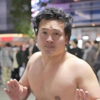 夜の新宿で、相撲の野良試合に遭遇