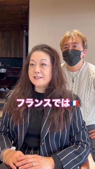 フランスでの普段のヘアスタイルについて会話する様子／仲道 弘泰さん（@nakamichi0212）提供
