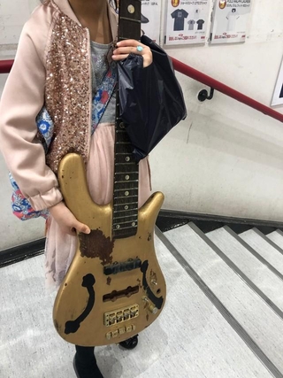 塗装が剥がれ、パーツも欠損した状態で販売されていたベース／Yuxiさん（@synchronicnotes）提供