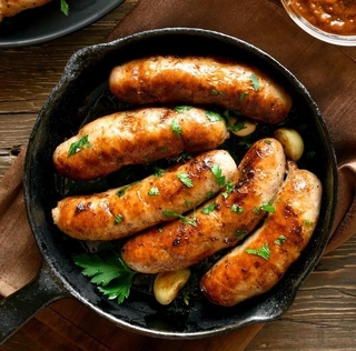 ソーセージの香ばしい焼き目も、食欲をそそります。　※画像はイメージです（voltan/stock.adobe.com）