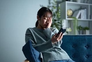 困窮を経験した単身生活者の多くが、家賃や食費を削ってでも「通信手段の維持」を優先　※画像はイメージです（ponta1414/stock.adobe.com）