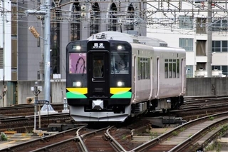 ピンクの車体が印象的な737系