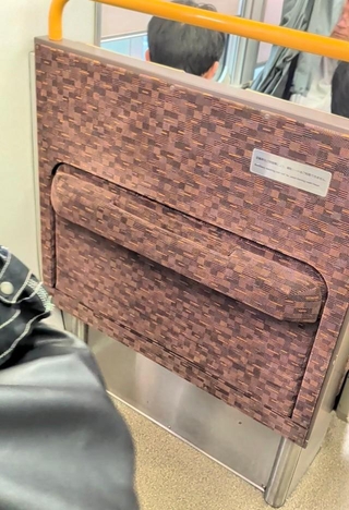 真ん中の溝に手をかけて引き出すと（えいじさん提供）