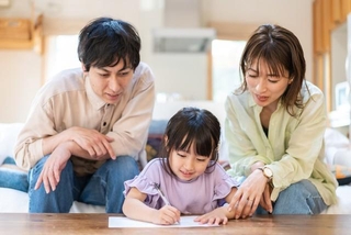 親の家で暮らすのは楽しい？※画像はイメージです。（maroke/stock.adobe.com）