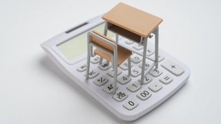 教育費の備えで最も多いのが銀行預金で貯蓄の平均額は月々15684円。大学の学費に「奨学金」「子どもの祖父母からの資金援助」をあてた親も一定数存在。 ※画像はイメージです（aomas/stock.adobe.com）