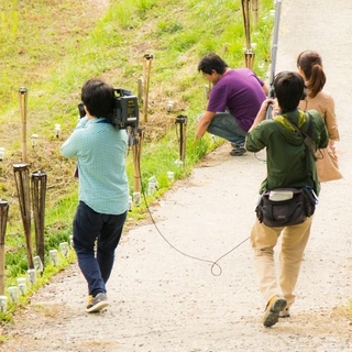 道を占拠する番組撮影スタッフ　※画像はイメージです（カメラ兄さん/photoAC）