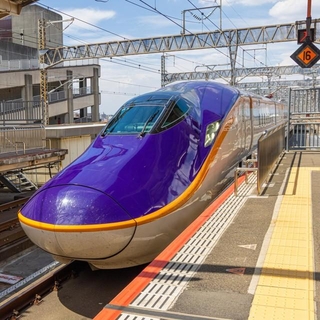 山形新幹線E8系「つばさ」　※画像はイメージです（toshi007stock.adobe.com）