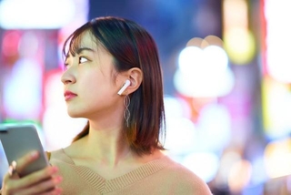 イヤホン・ヘッドホンの使用頻度が高い若年層ほどスマホ難聴の認知率が低い傾向　※画像はイメージです（maru54/stock.adobe.com）
