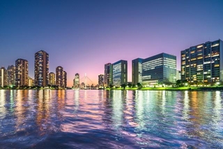 中央区湾岸エリアの中古マンションの値下げ回数が増加傾向　※画像はイメージです（Naokita/stock.adobe.com）