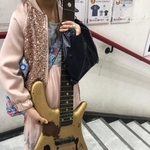 塗装が剥がれ、パーツも欠損した状態で販売されていたベース／Yuxiさん（@synchronicnotes）提供