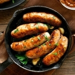 ソーセージの香ばしい焼き目も、食欲をそそります。　※画像はイメージです（voltan/stock.adobe.com）