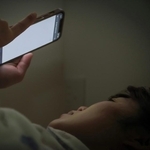 寝転んでスマホ「片目が見えなくなった」……15分後に復活したけれど　実は、深刻な「病気」のサインかも【眼科医が解説】