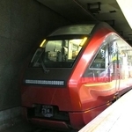 近鉄の夜行列車「ミッドナイトひのとり」　高速バスよりも快適？ 全席コンセントあり、リクライニング機能も十分…ただ難点は