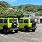 「どっちかわからんかったやないかい」駐車場で黄色いジムニーが横並び→その後フェリーでも！「同じ車だと横に停めたくなる」声も