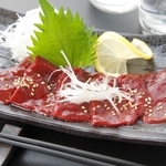 牛レバ刺しのとろけるような食感は、かつて人気を誇った　※画像はイメージです（Anderson/stock.adobe.com）