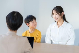 話を聞いている親子※画像はイメージです（wheeljack/stock.adobe.com）