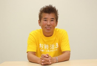 インタビューも全力投球の勝俣州和さん＝大阪市内