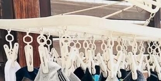 物干しを埋め尽くす大量の靴下……ぜーんぶ社会人の三男のやつ！　母「どこまで出てくるねん！」→子育て経験者からは「うちも同じです」