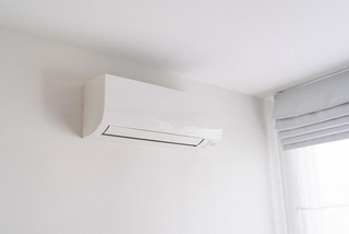 電源が入っていないエアコン※画像はイメージです （Lifestyle Graphic/stock.adobe.com）