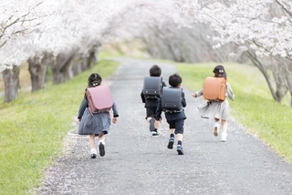 入学式イメージ　走る1年生（Zoey106/stock.adobe.com）※画像はイメージです