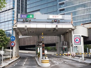 首都高入口に設置されている遮断機※画像はイメージです（moonrise/stock.adobe.com）