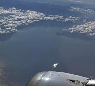飛行機に搭乗中→ふと窓の外を見たら……／門田愛さん（kadotaai_nigaoe.ai.house）提供