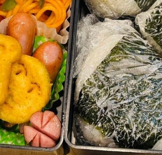 娘さんの「ピクニックしたい」という一言から45分で完成したお弁当。ナポリタンやお花ウインナー、おにぎりなどが詰められている／とりさん（@torisan_null）提供＝画像をトリミングしています