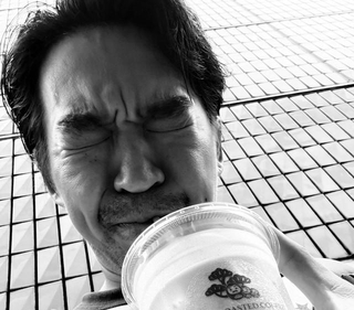 1杯4790円のコーヒーを飲んだ俳優の三嶋健太さん（三嶋健太さん提供）※画像はトリミングしています